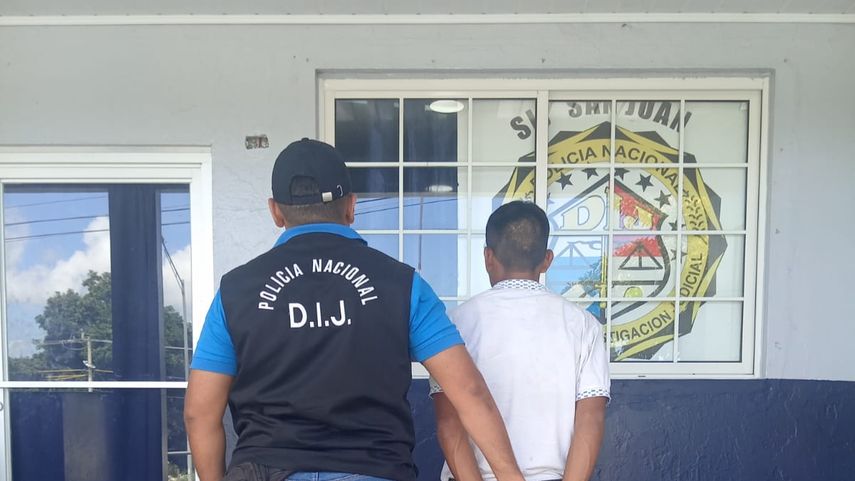 Padre detenido por presuntamente abusar de sus hijas