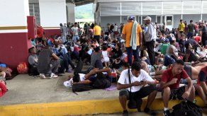 México: Migrantes en caravana reciben cientos de salvoconductos