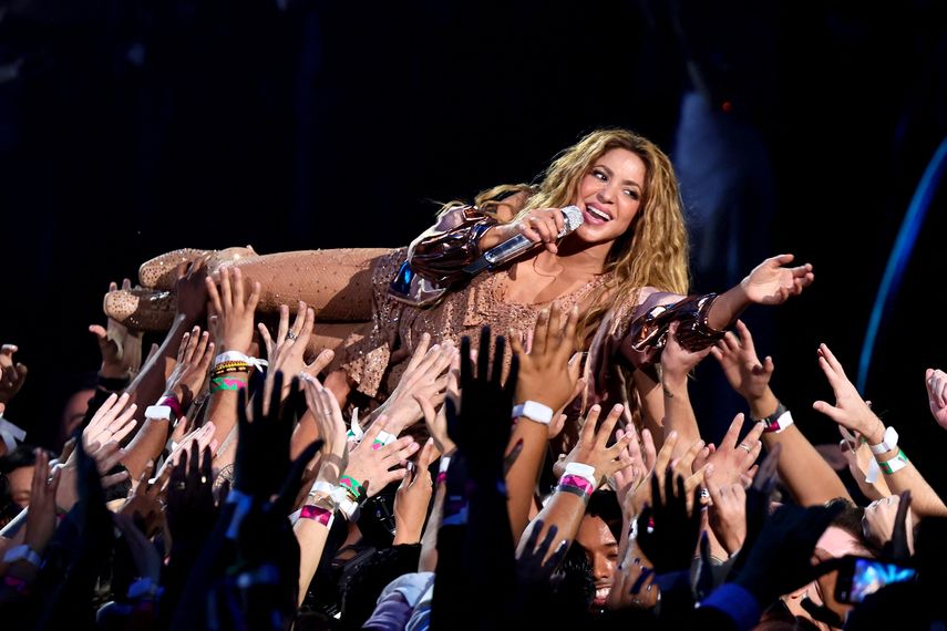 Shakira fue cargada por el público mientras interpretaba&nbsp;