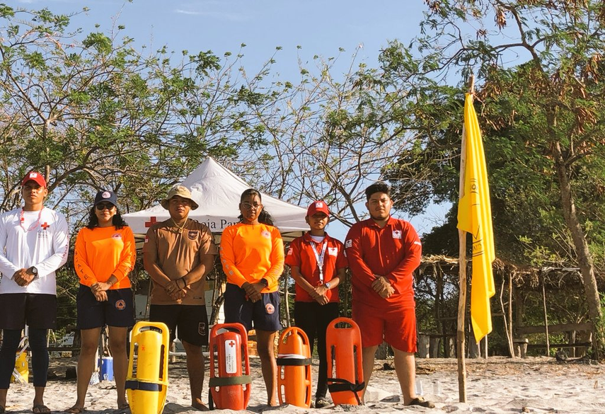 SINAPROC iza bandera amarilla en la playa La Angosta.