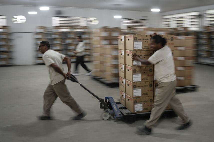 Como varios de sus vecinos latinoamericanos que lidian con una alta inflación y un gran número de personas excluidas del empleo formal