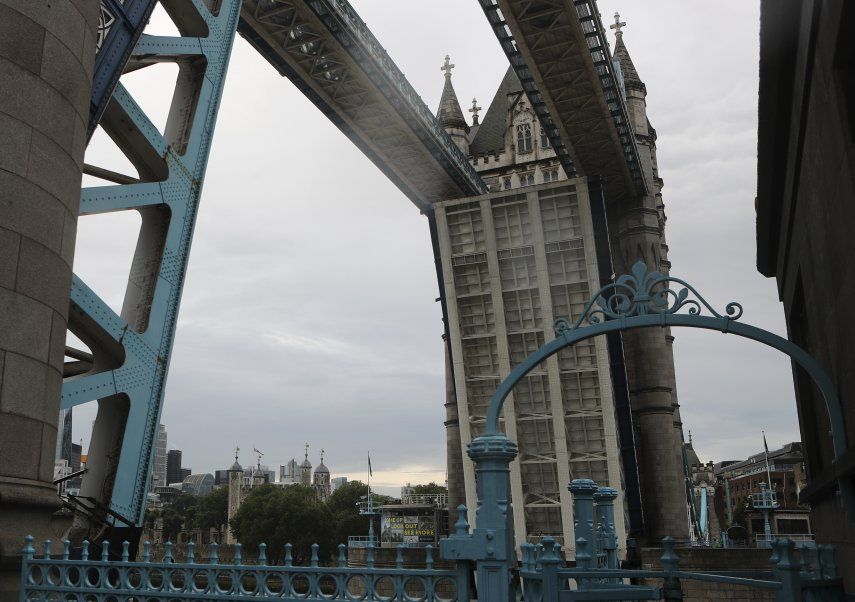 Vuelve a abrir puente de Londres tras falla mecánica