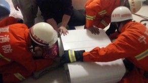 Rescatan a niña de dos años tras quedar atascada en el tambor de una lavadora