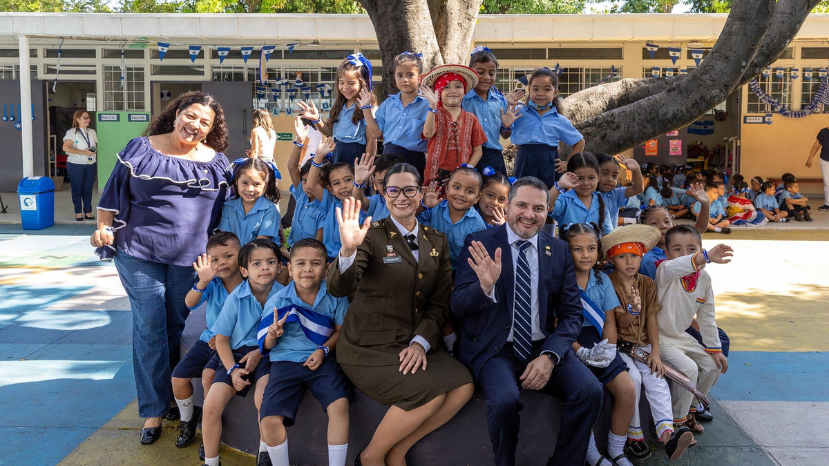 El Salvador aplica reglamento en escuelas públicas para fomentar valores, respeto y cortesía