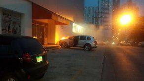 Auto se incendia en San Francisco