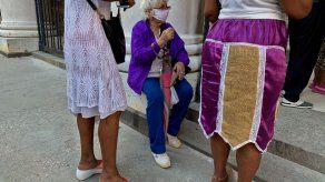 Jubilados cubanos reciben mayores pensiones con temor por alzas de electricidad