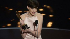 Anne Hathaway se disculpa por su cambio de vestido en los Óscar