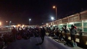 Migrantes bloquean puente entre México y EEUU