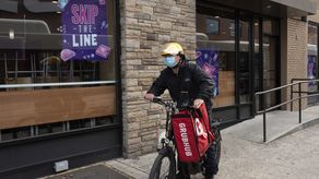 Servicios de entregas de comidas demandan a Nueva York