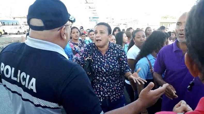 Padres de familia del Instituto Jeptha B. Duncan cierran la vía en la 24 de diciembre