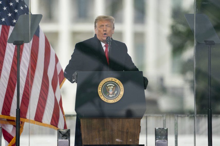 Policías del Capitolio demandan a Donald Trump por insurrección