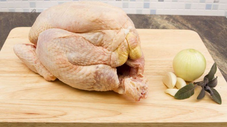 El error que casi todos cometemos al descongelar el pollo