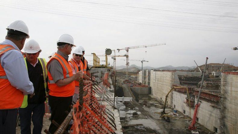 Martinelli asegura que ampliación del Canal estará en plena operación en 2016