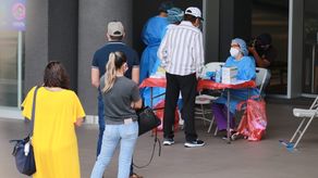 Personas acuden a realizarse pruebas para detectar covid-19.