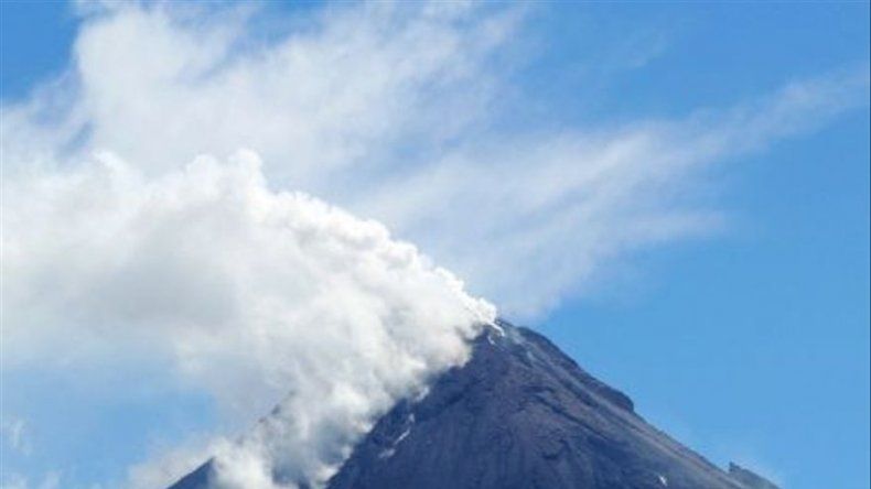 Cuatro muertos por la repentina erupción del volcán Mayón en Filipinas