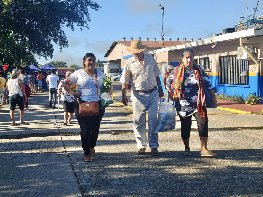 Ciudadanos en la compra de alimentos en las Agroferias del Veraguas.