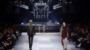 El modisto Yves Saint-Laurent desata un duelo cinematográfico