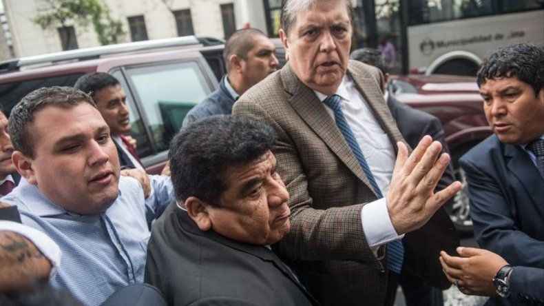 Alan García abandonó embajada uruguaya tras negársele asilo