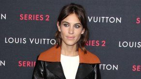 Alexa Chung cree que es demasiado mayor para sacarse selfis
