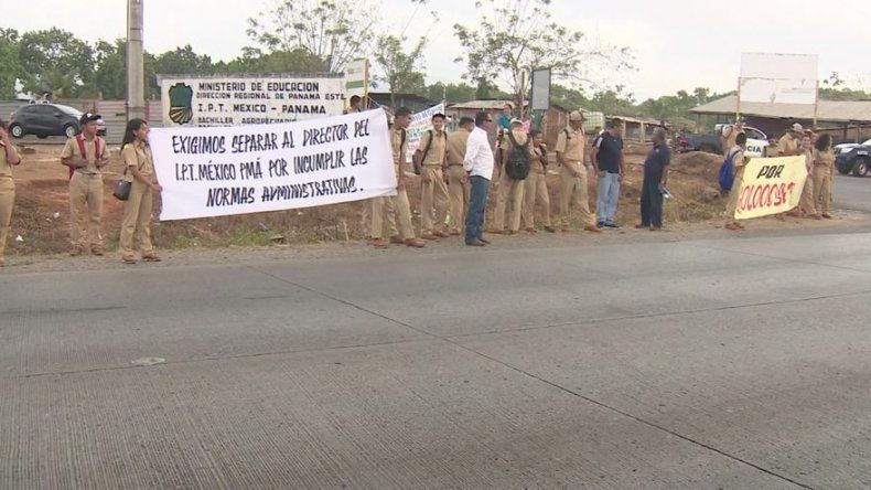 Docentes de escuela en Tanara en paro indefinido por denuncia de estafa por 20 mil dólares