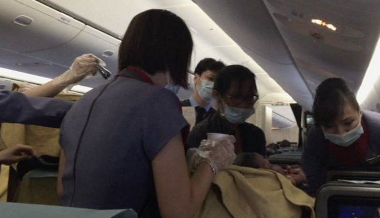 Médica de Los Ángeles asiste parto en vuelo de Taiwán