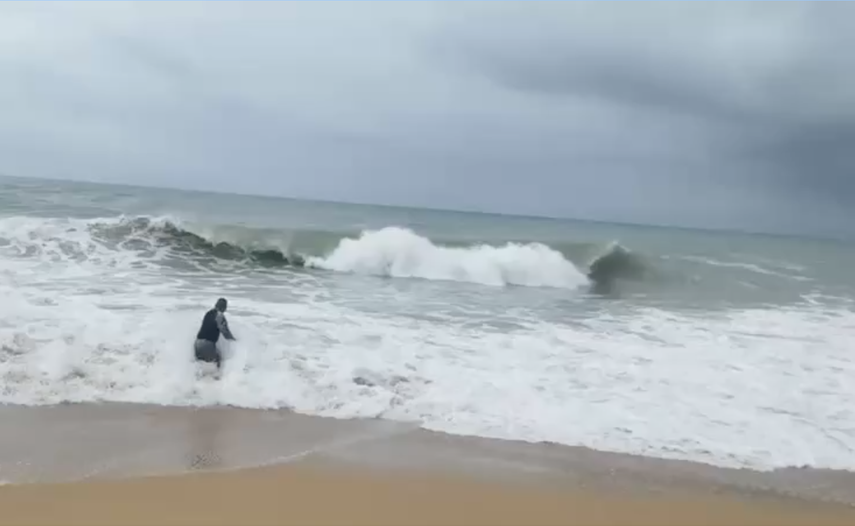 Policía Nacional realiza rescate en Playa Bluff.