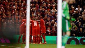Liverpool vence a Man U en Liga Europa