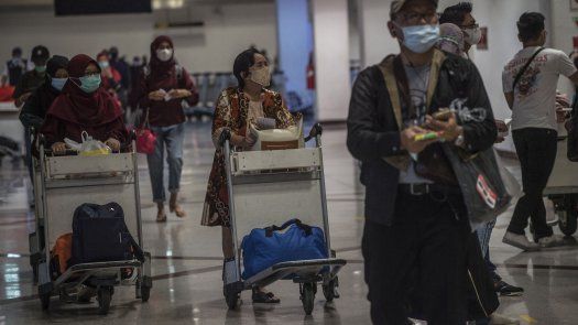 Indonesia pasa por el peor aumento de coronavirus en Asia con 33,772 nuevos casos confirmados.