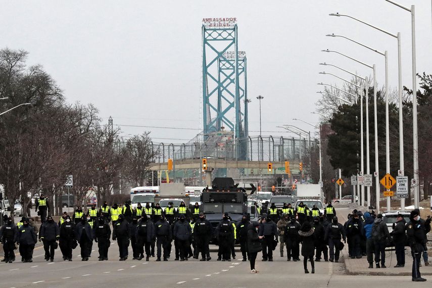 Un fuerte contingente de policías que se desplegó en los alrededores del puente en la mañana de domingo