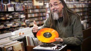 Nuevos discos de vinilo dan impulso a tiendas de discos