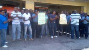 Bomberos de Colón piquetean pidiendo homologación salarial