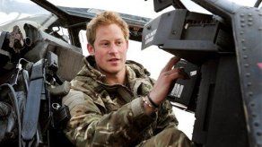 Príncipe Enrique puede comandar helicóptero Apache