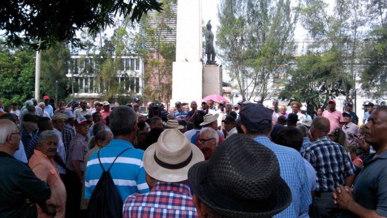 Jubilados piden agilizar pago de décimos adeudados, anuncian protesta