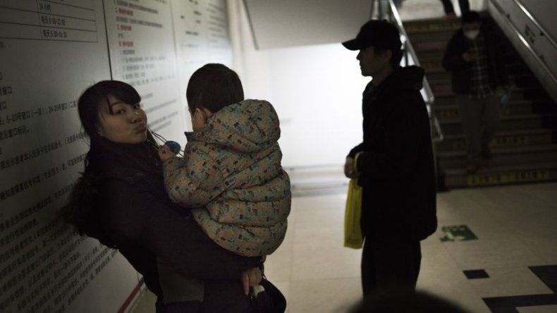Padres chinos con 2 hijos protestan para registrarlos