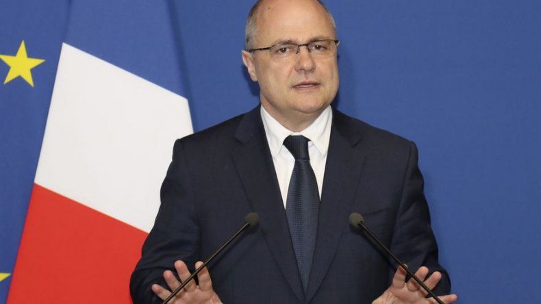 Ministro francés dimite por investigación sobre empleo de sus hijas