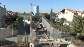Una familia palestina vive rodeada por asentamiento israelíes en Cisjordania