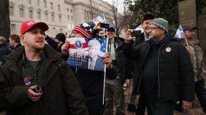 Manifestantes procannabis regalan miles de porros durante investidura de Trump