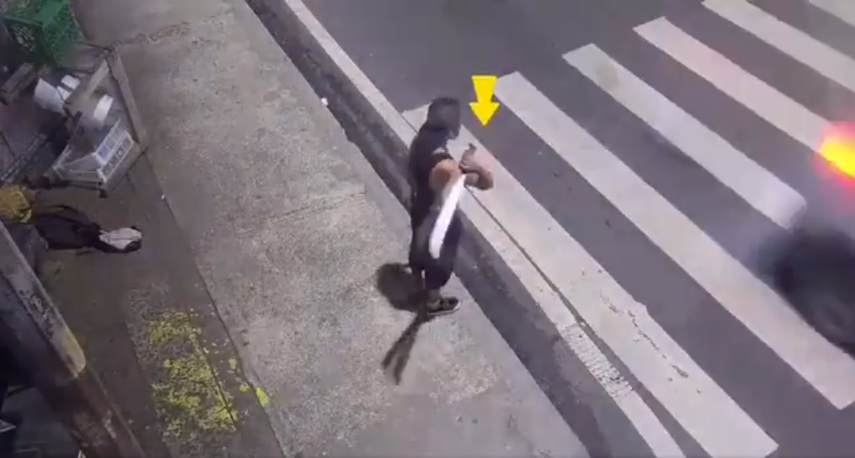 Detienen a malabarista de machetes por amenazar a conductores que se rehusaban a pagarle.