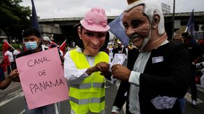 Manifestantes con máscaras