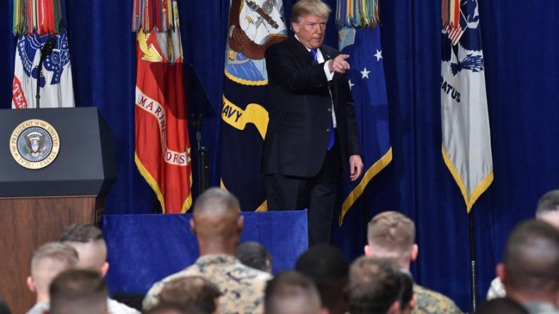 Trump descarta retirada de Afganistán y los talibanes prometen un cementerio