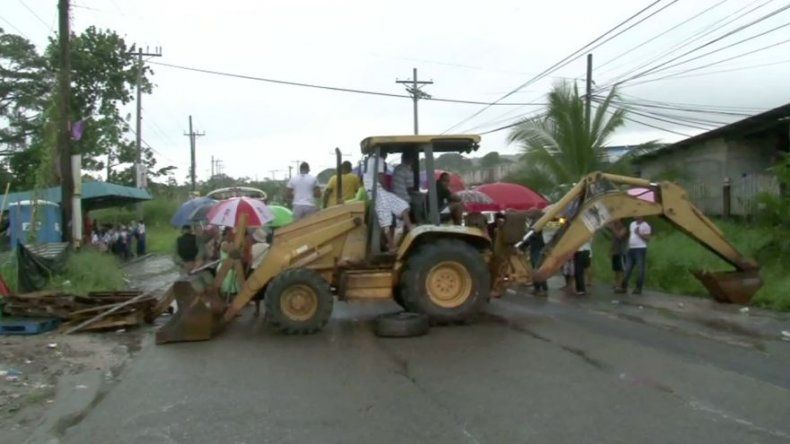 Falta de agua lleva a moradores del Pilón en Colón a cerrar calle