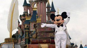 Comcast desafía dominio turístico de Disney