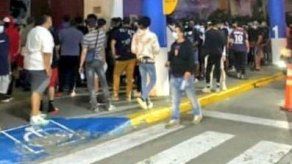 Sancionan a mall y tienda tras aglomeración de jóvenes por zapatillas