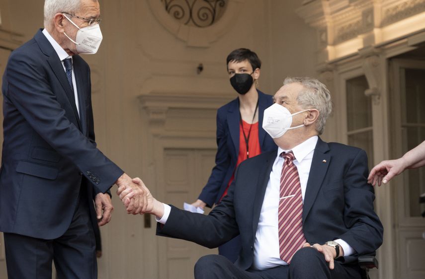 Sentado: Milos Zeman