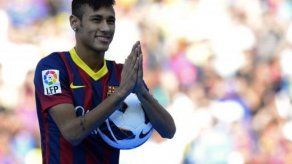 Neymar con algo de sueño se prepara para su debut hoy en Polonia