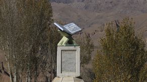 La estatua fue reemplazada por una réplica del Corán.