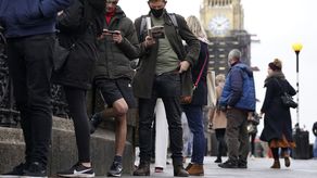 Las autoridades británicas sostienen que la cantidad de casos de ómicron se está duplicando cada dos o tres días.