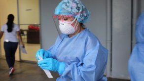 Personal del Minsa realiza pruebas de hisopados para detectar a las personas con sintomatología por COVID-19.