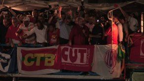 Lula se baña de pueblo pero recibe un golpe de la justicia