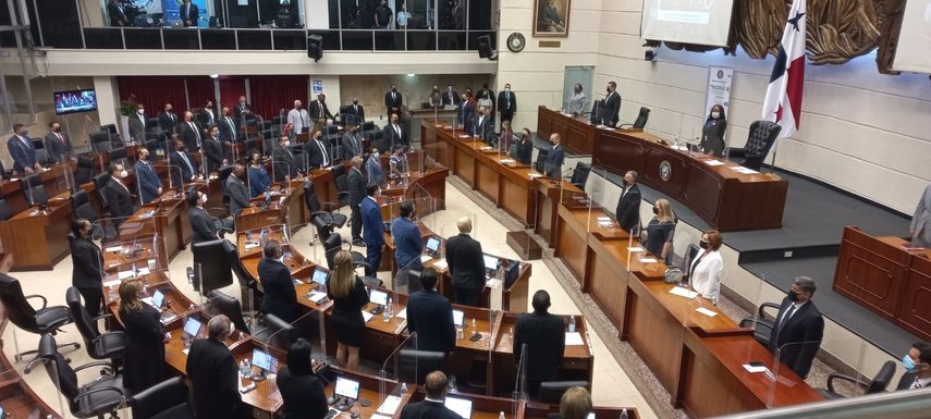 Con 42 votos a favor